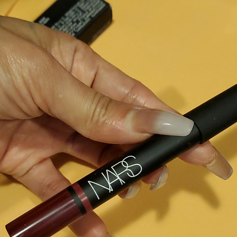 Satin lip pencil crayon a levres satin